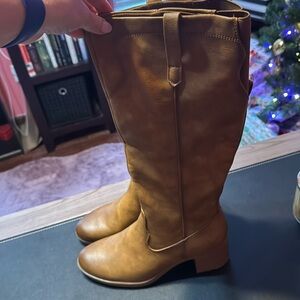 NWOT brown boots